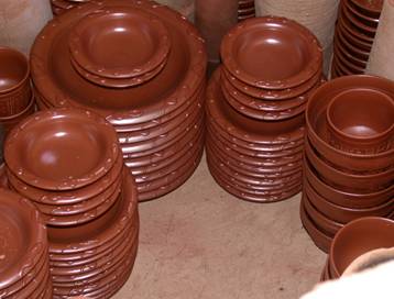 Des piles de céramiques sigillées à la sortie du four à tubulures, lors d'une cuisson expérimentale sur le site de la Graufesenque, Millau.